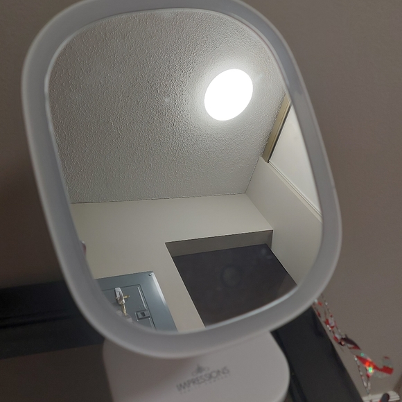 🎀2/$25 Light Up Makeup Mirror - Picture 6 of 6